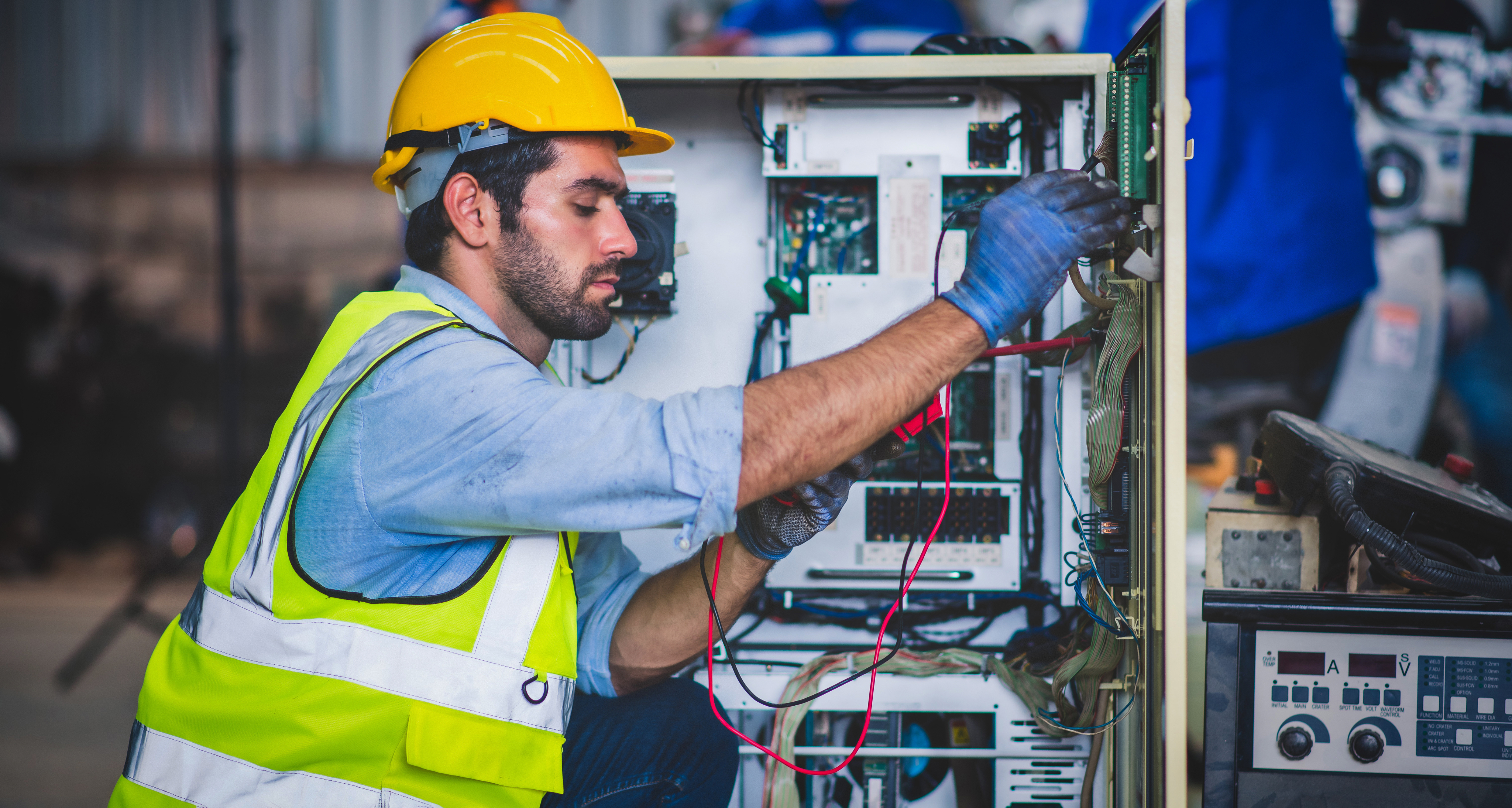 Un homme testant des connections électriques